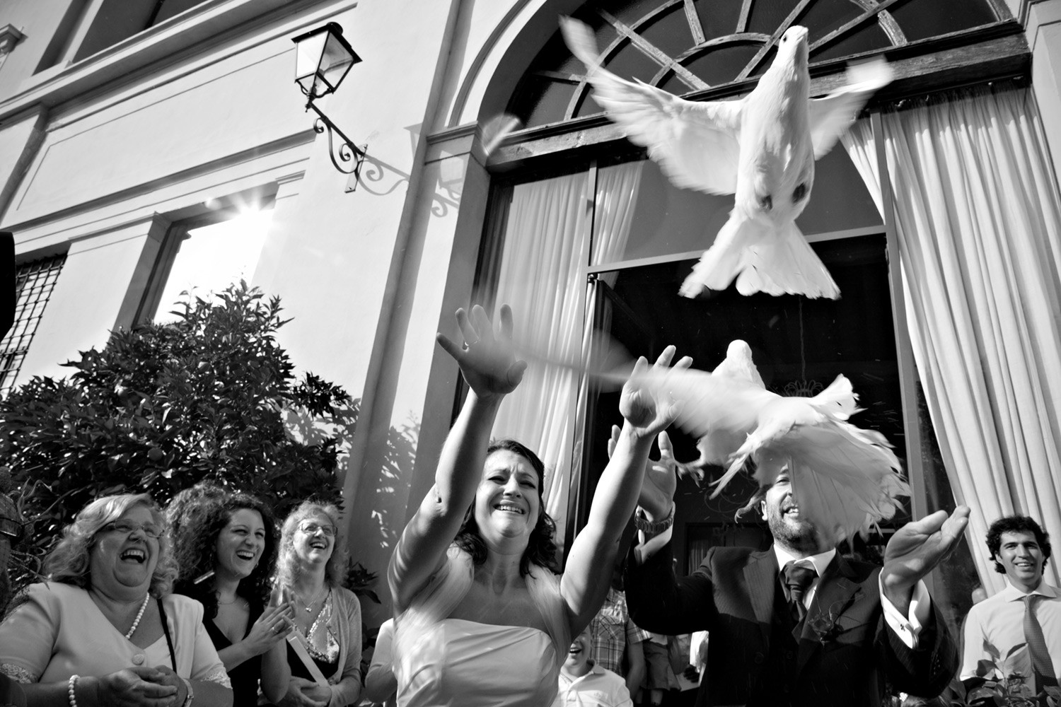 gli sposi lanciano le colombe all'uscita della cerimonia a villa scorzi
