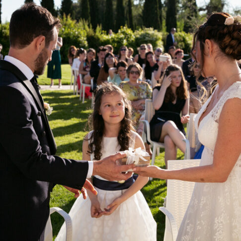 la figlia consegna il cofanetto con gli anelli nuziali ai genitori durante la cerimonia civile all'agriturismo di Colleoli