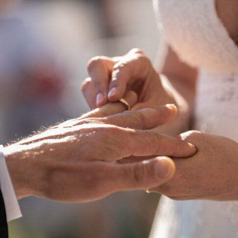 dettaglio della sposa che mette l'anello al dito dello sposo