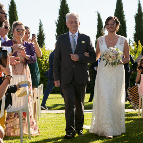 la sposa accompagnata dal padre fa il suo ingresso applaudita dagli invitati