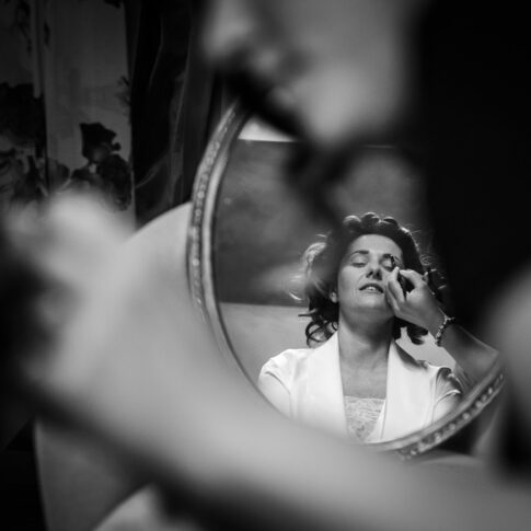 riflesso nello specchio della sposa durante i preparativi all'agriturismo di Colleoli